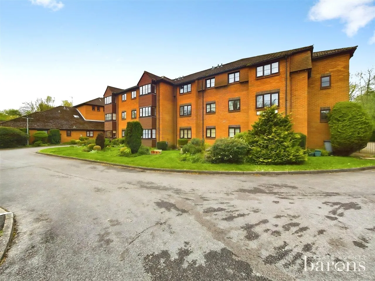Oakfields, Lychpit, RG24, photo 6