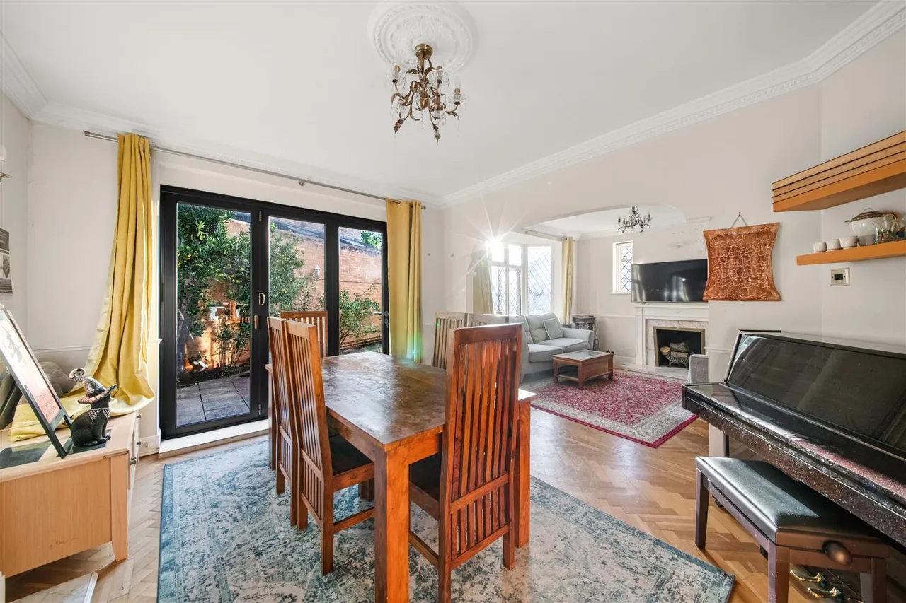Belmont Close, Uxbridge, photo 2