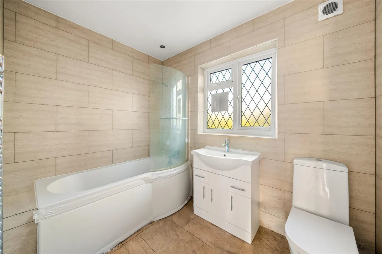 Belmont Close, Uxbridge, photo 12