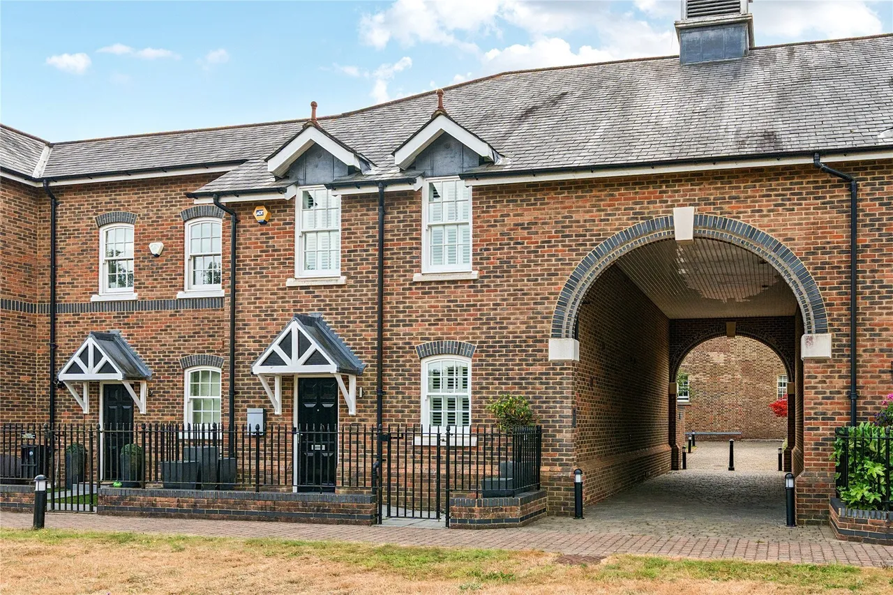 3 bed house for sale — Holwood Estate, Westerham Road, Keston, BR2