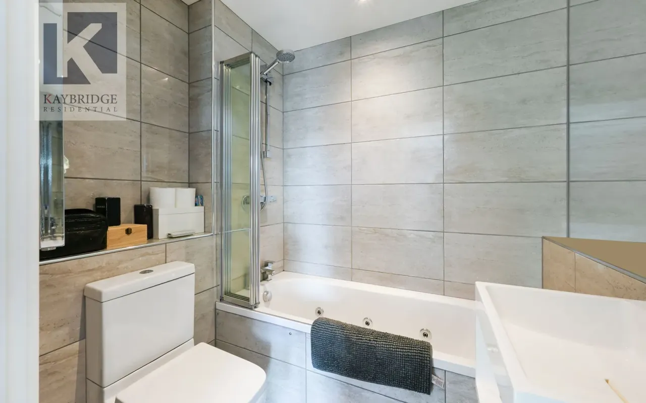 The Oaks Square, Epsom, KT19, photo 9