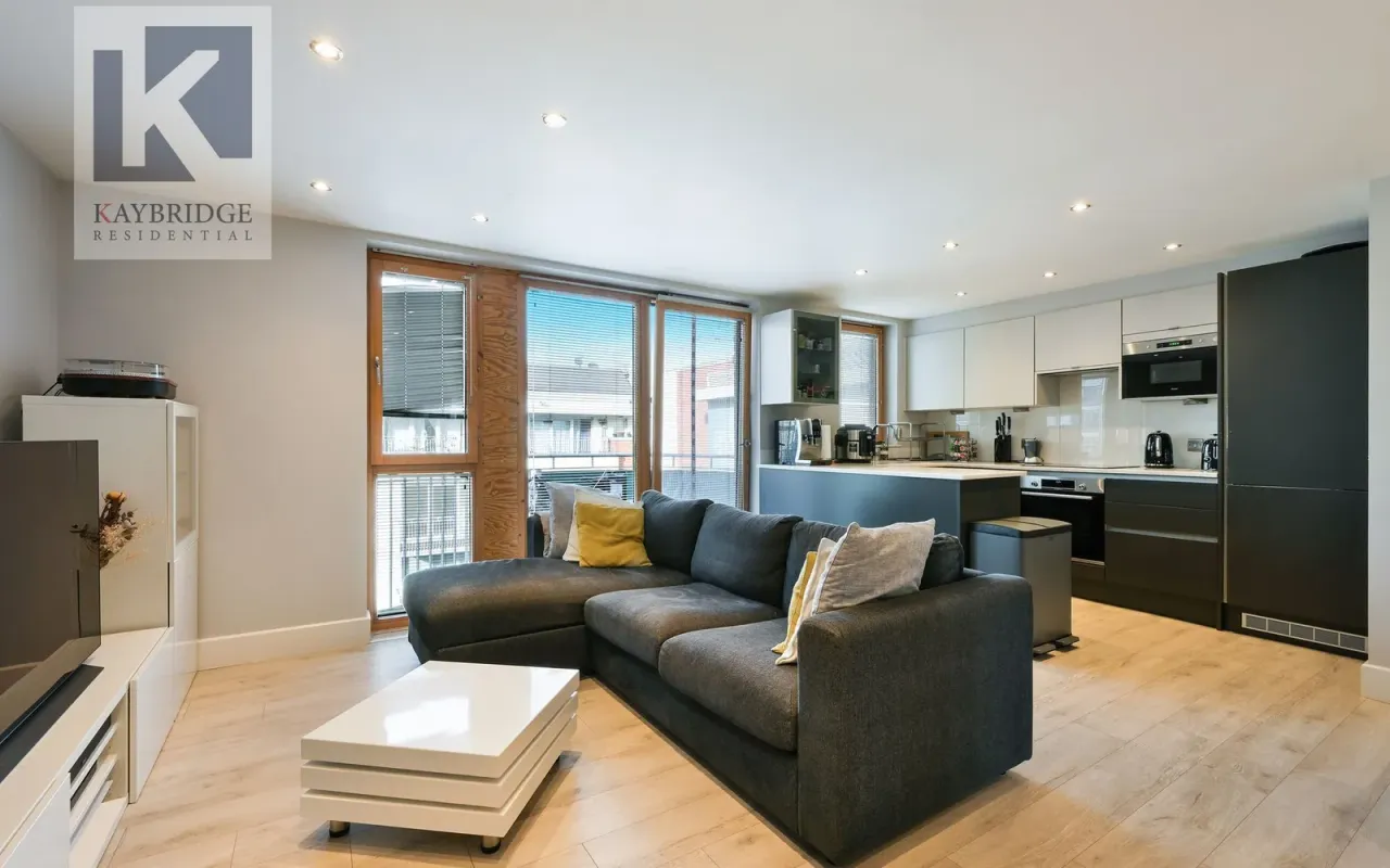 The Oaks Square, Epsom, KT19, photo 2