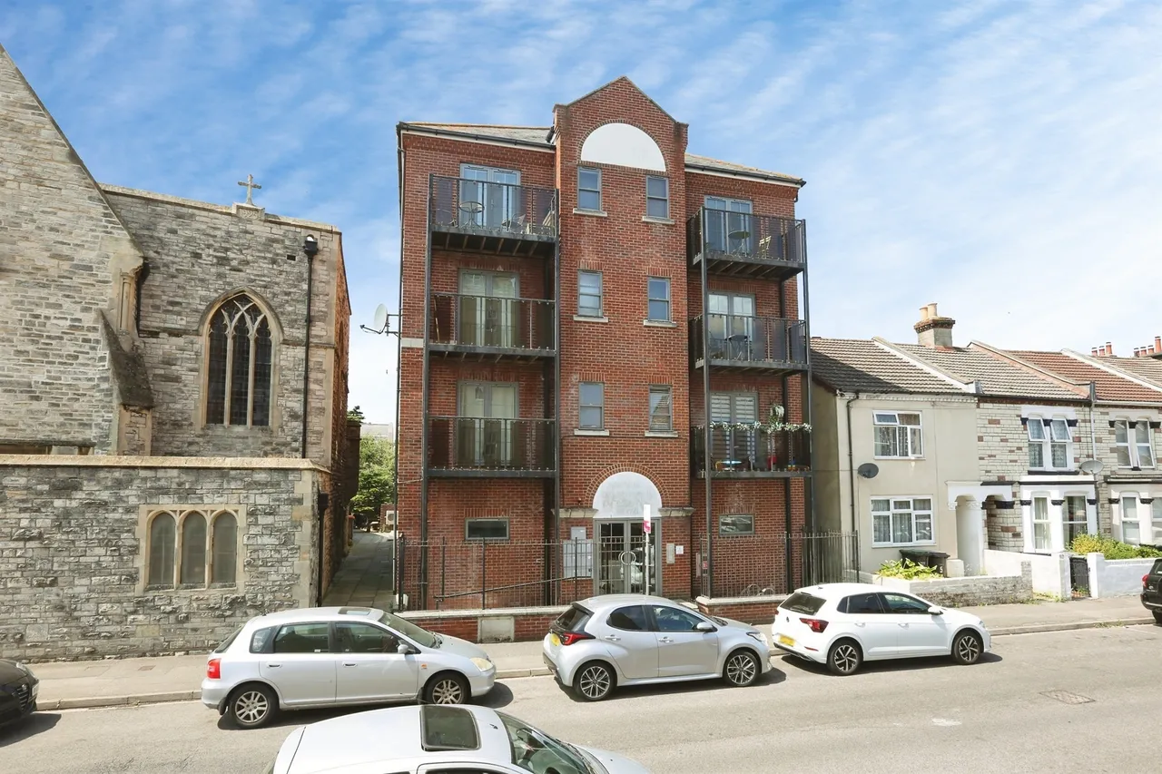 2 bed flat for sale — Avenue Road, Gosport