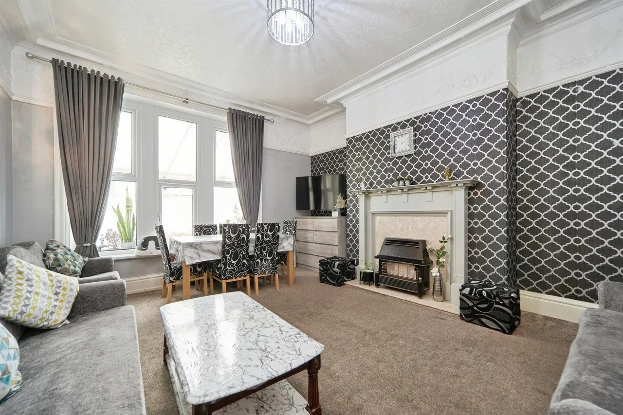 Bradford Road, Shipley, photo 2
