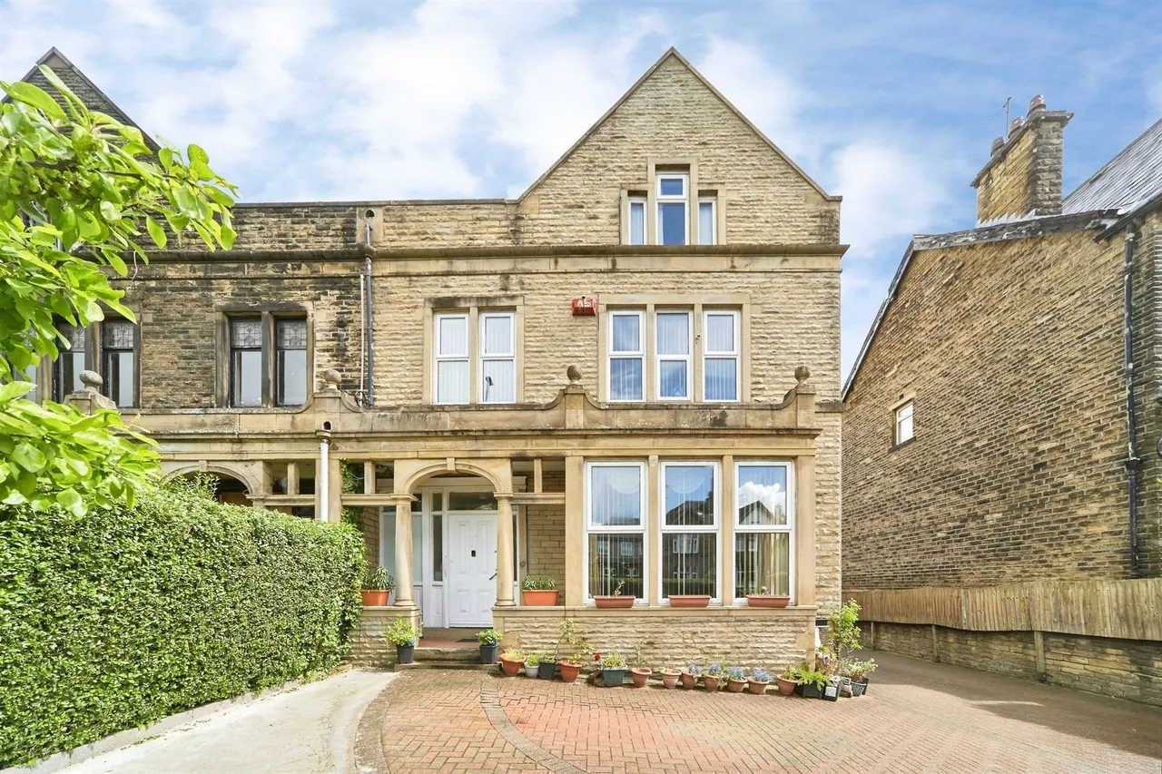 7 bed house for sale — Bradford Road, Shipley