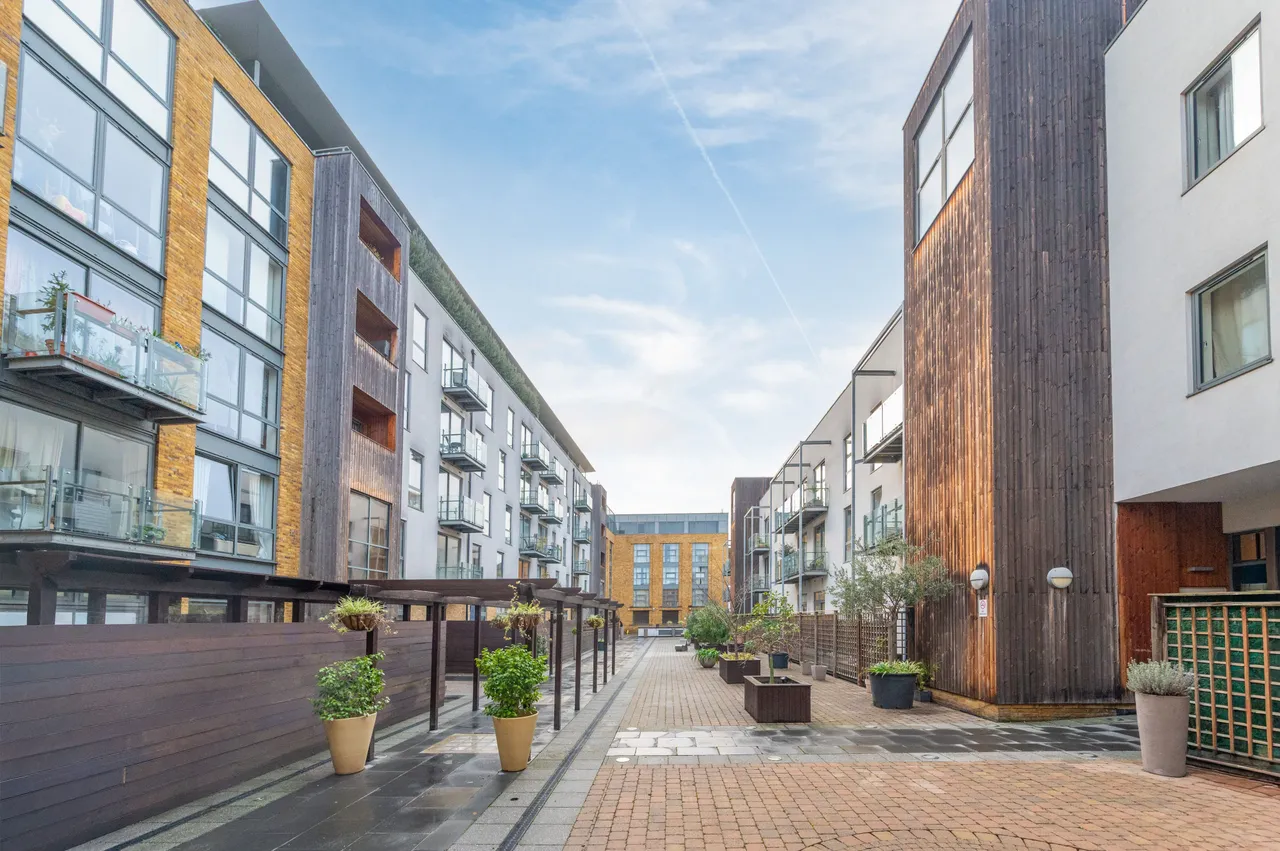 2 bed flat for sale — 43 Yvon House, Alexandra Avenue, London