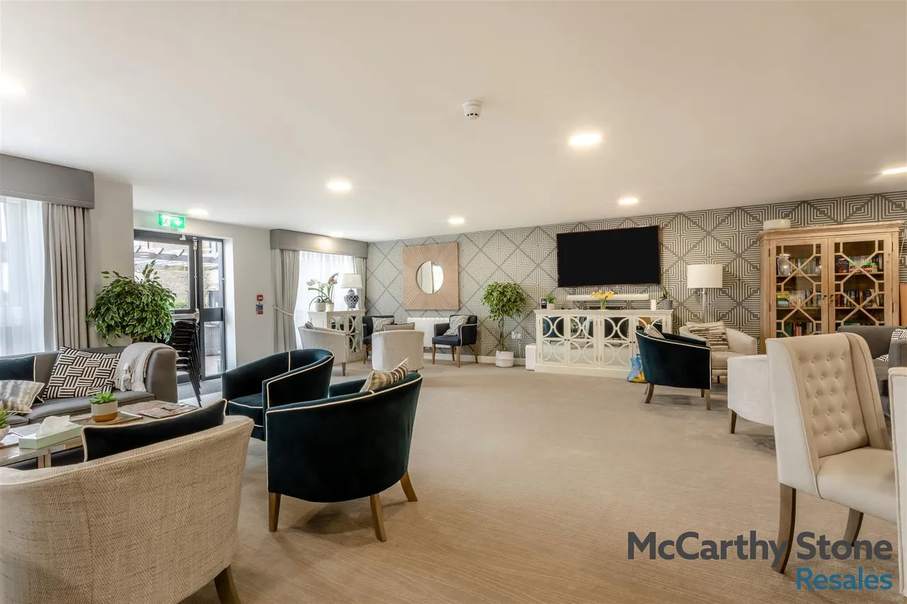 Hindhead Knoll, Walnut Tree, MK7, photo 14