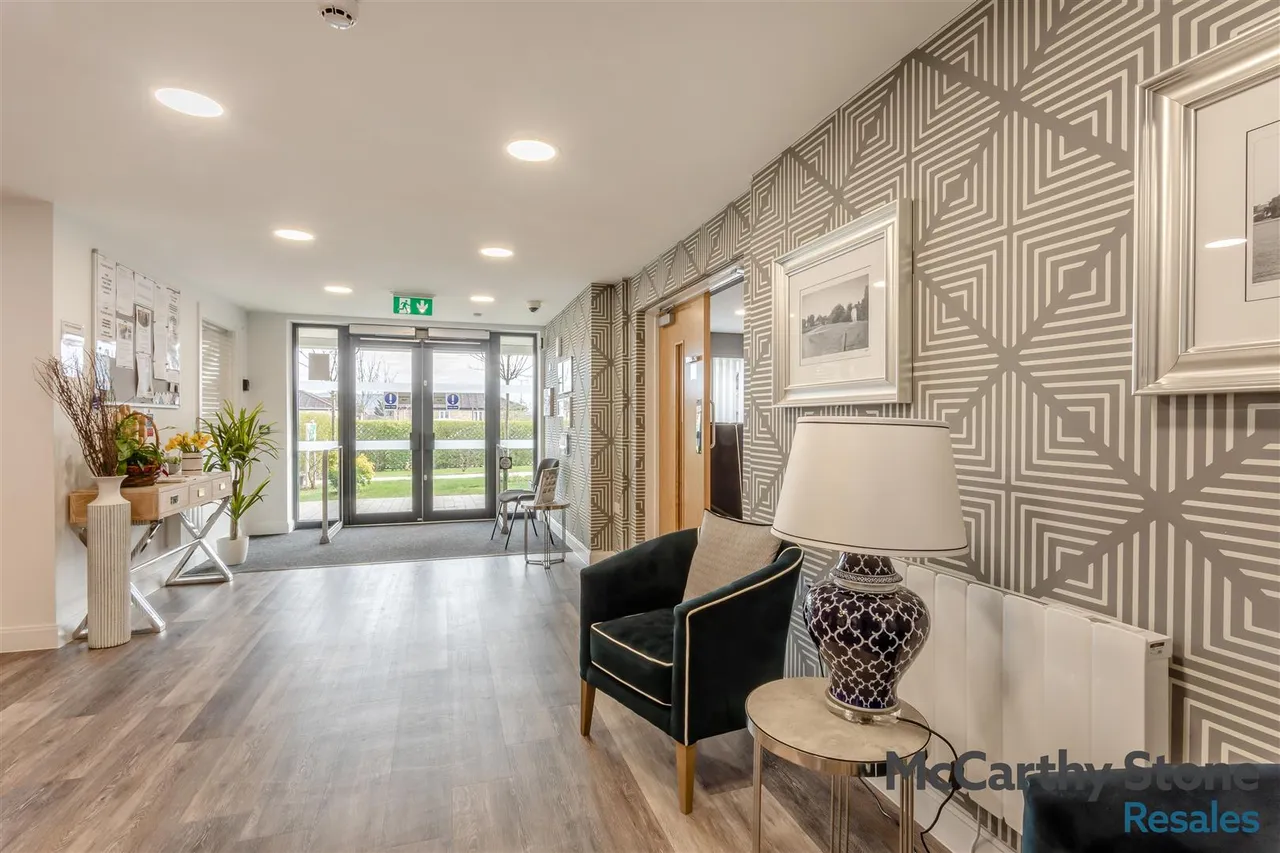 Hindhead Knoll, Walnut Tree, MK7, photo 16