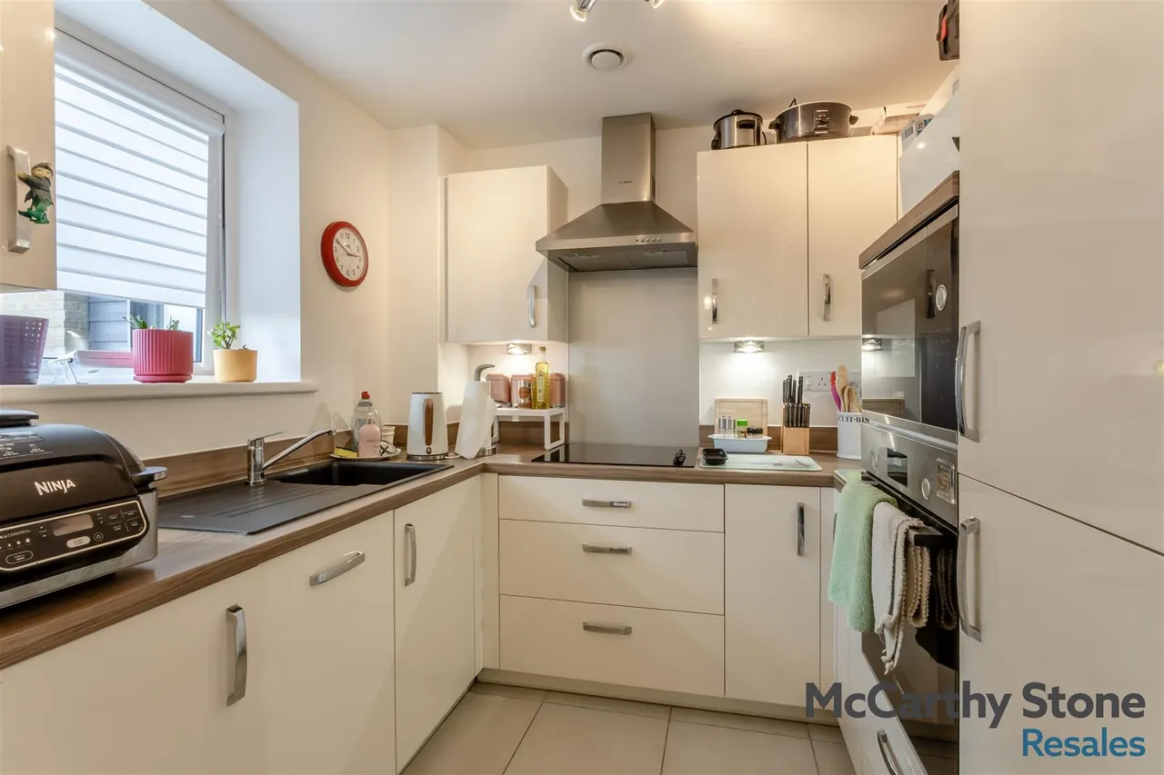 Hindhead Knoll, Walnut Tree, MK7, photo 6