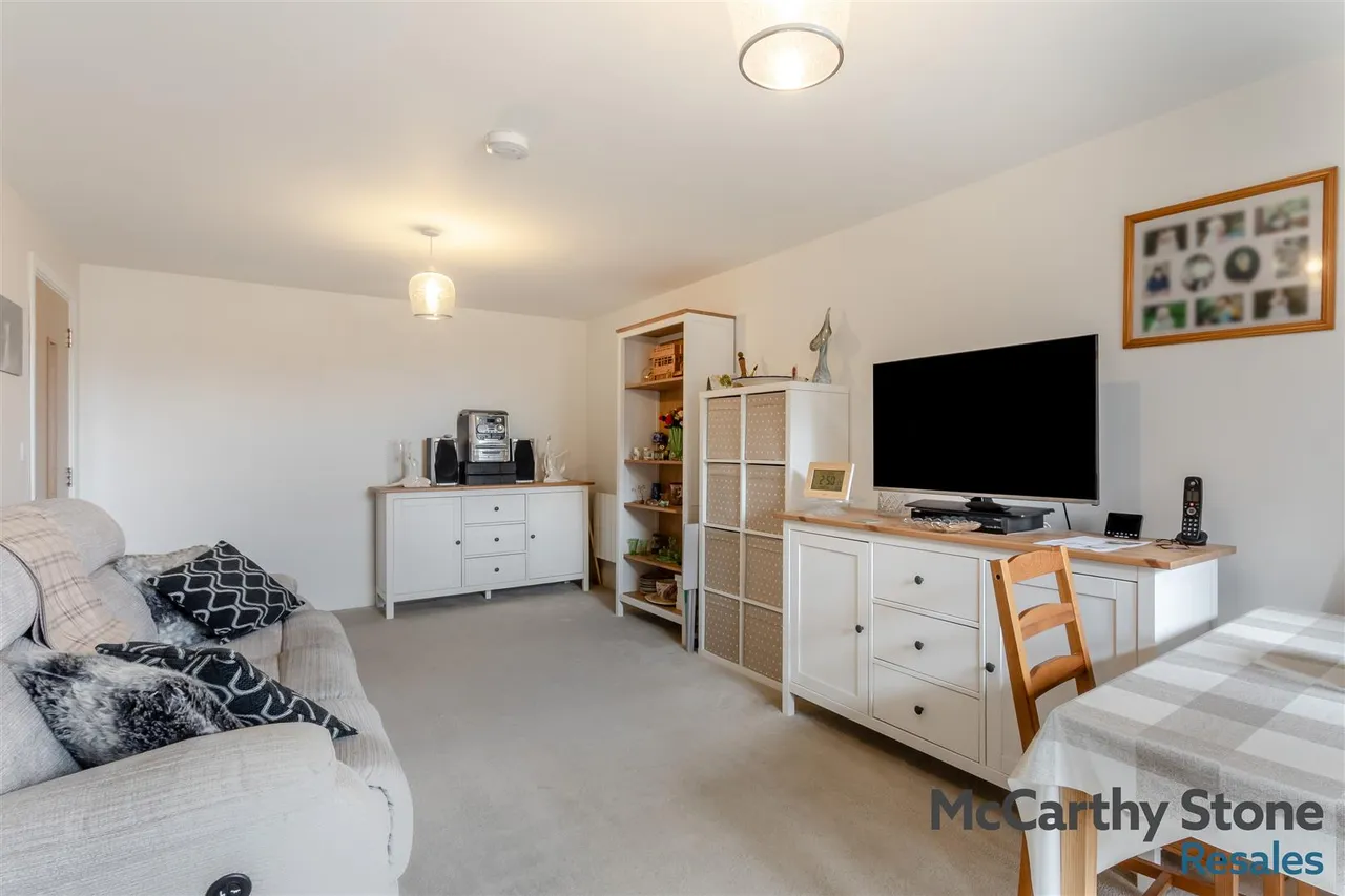 Hindhead Knoll, Walnut Tree, MK7, photo 5