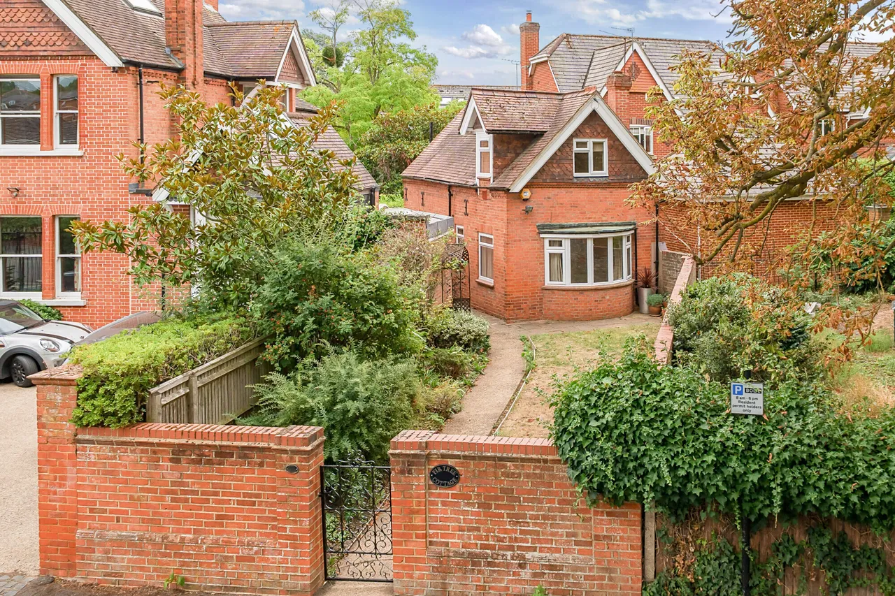 2 bed house for sale — Bolton Avenue, Windsor, SL4