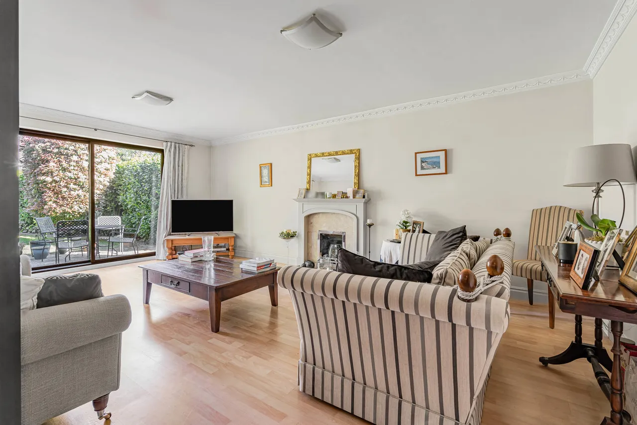 Dartnell Court, West Byfleet, KT14, photo 2