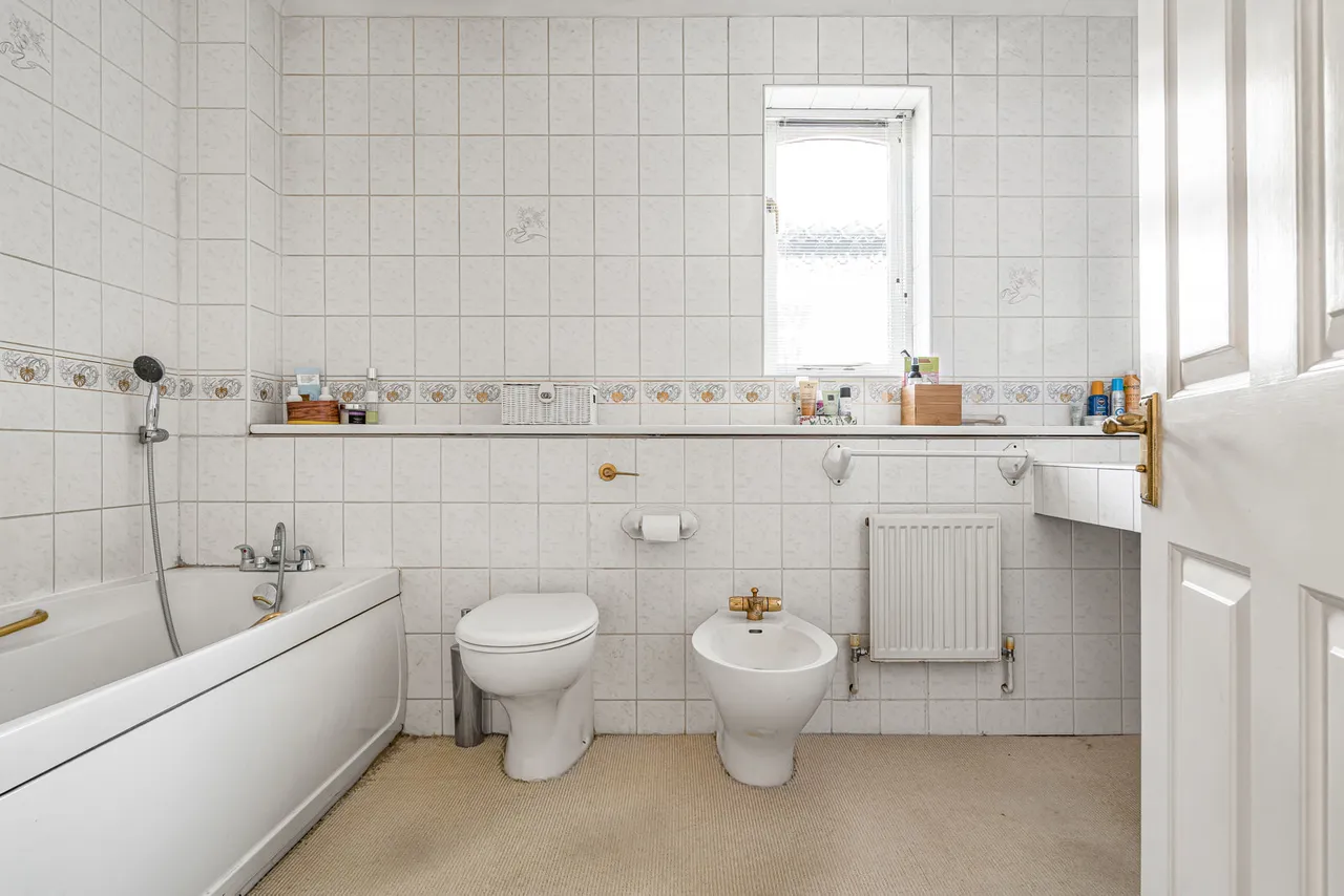 Dartnell Court, West Byfleet, KT14, photo 21