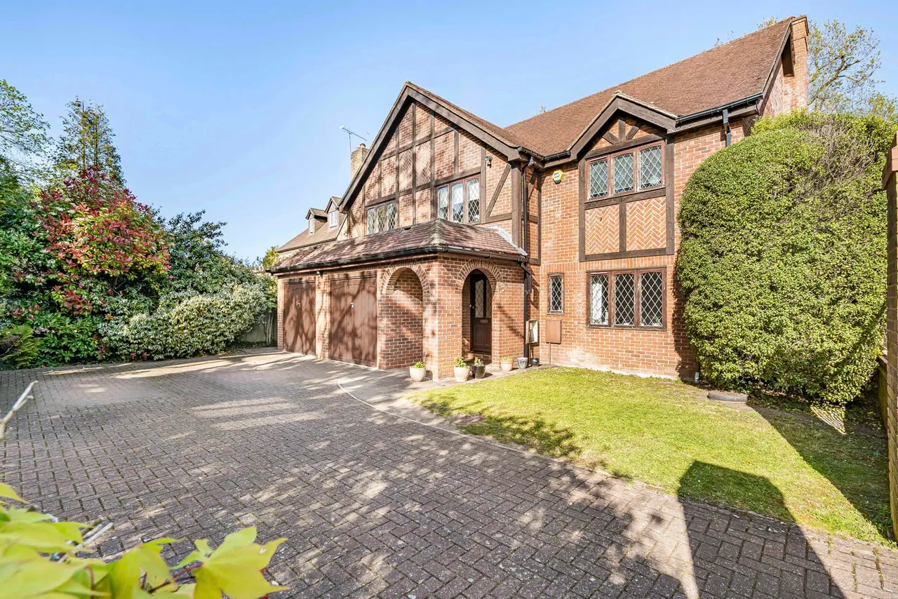 Dartnell Court, West Byfleet, KT14, photo 28
