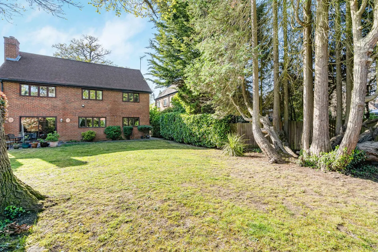 Dartnell Court, West Byfleet, KT14, photo 29