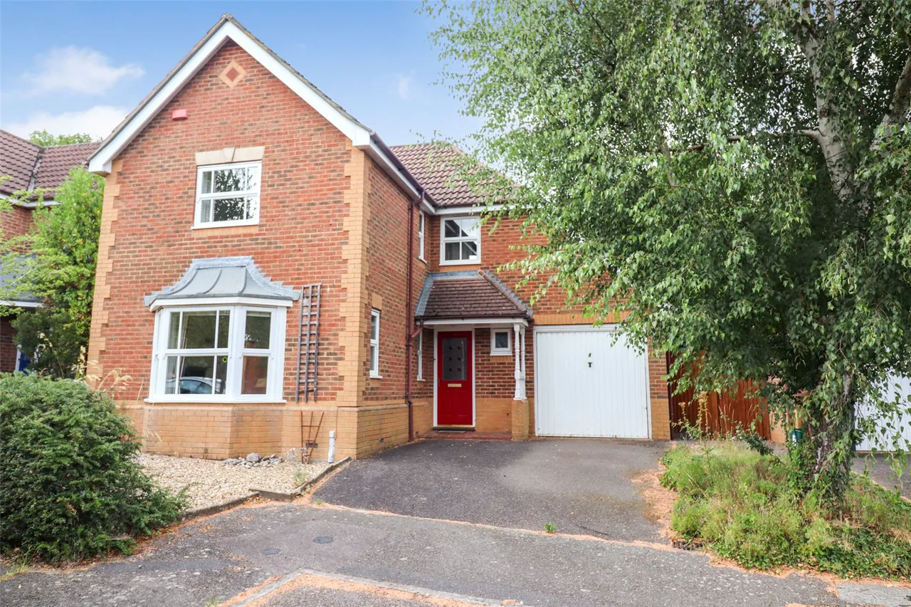 4 bed house for sale — Decouttere Close, Church Crookham, Fleet, Hampshire, GU52 0UR