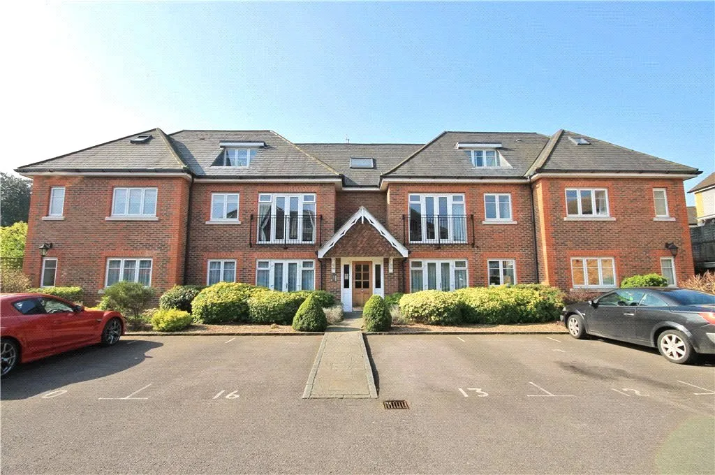1 bed flat to rent, Corrie Road, Addlestone, KT15