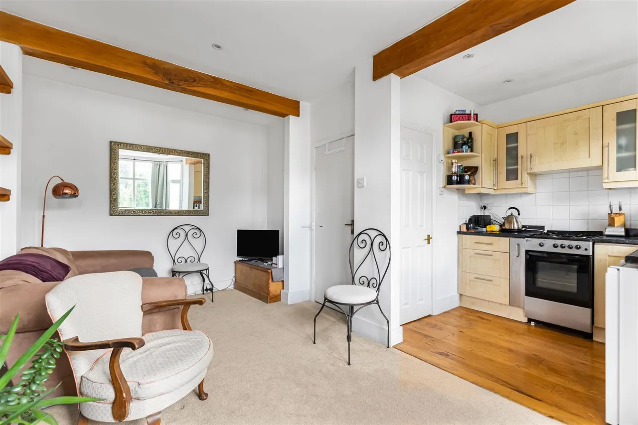2 bed flat to rent, White Hart Lane, Barnes, SW13