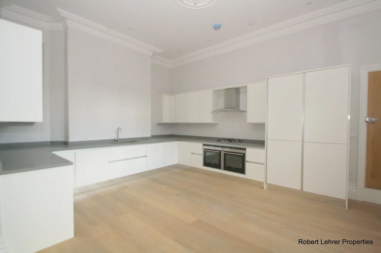 3 bed property to rent — The Ridgeway, Mill Hill, NW7 4BF