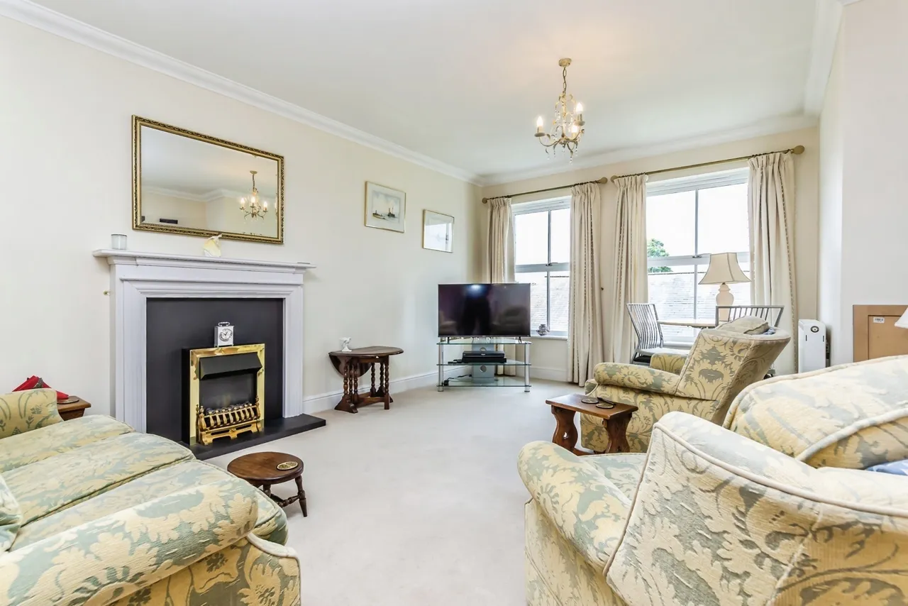 2 bed flat for sale — Coldstream Road, Caterham, Surrey, CR3