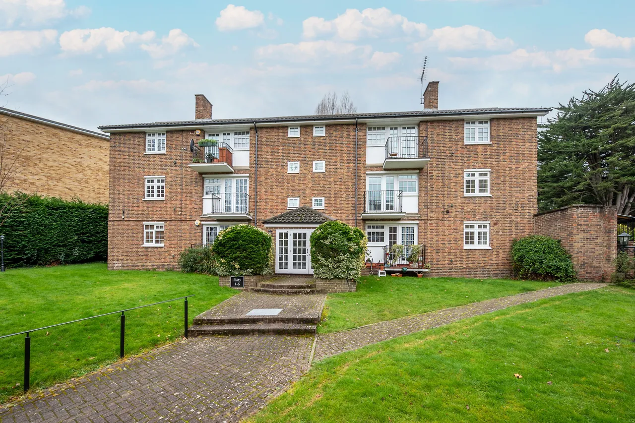 2 Southfields Court, Albert Drive, London, photo 3