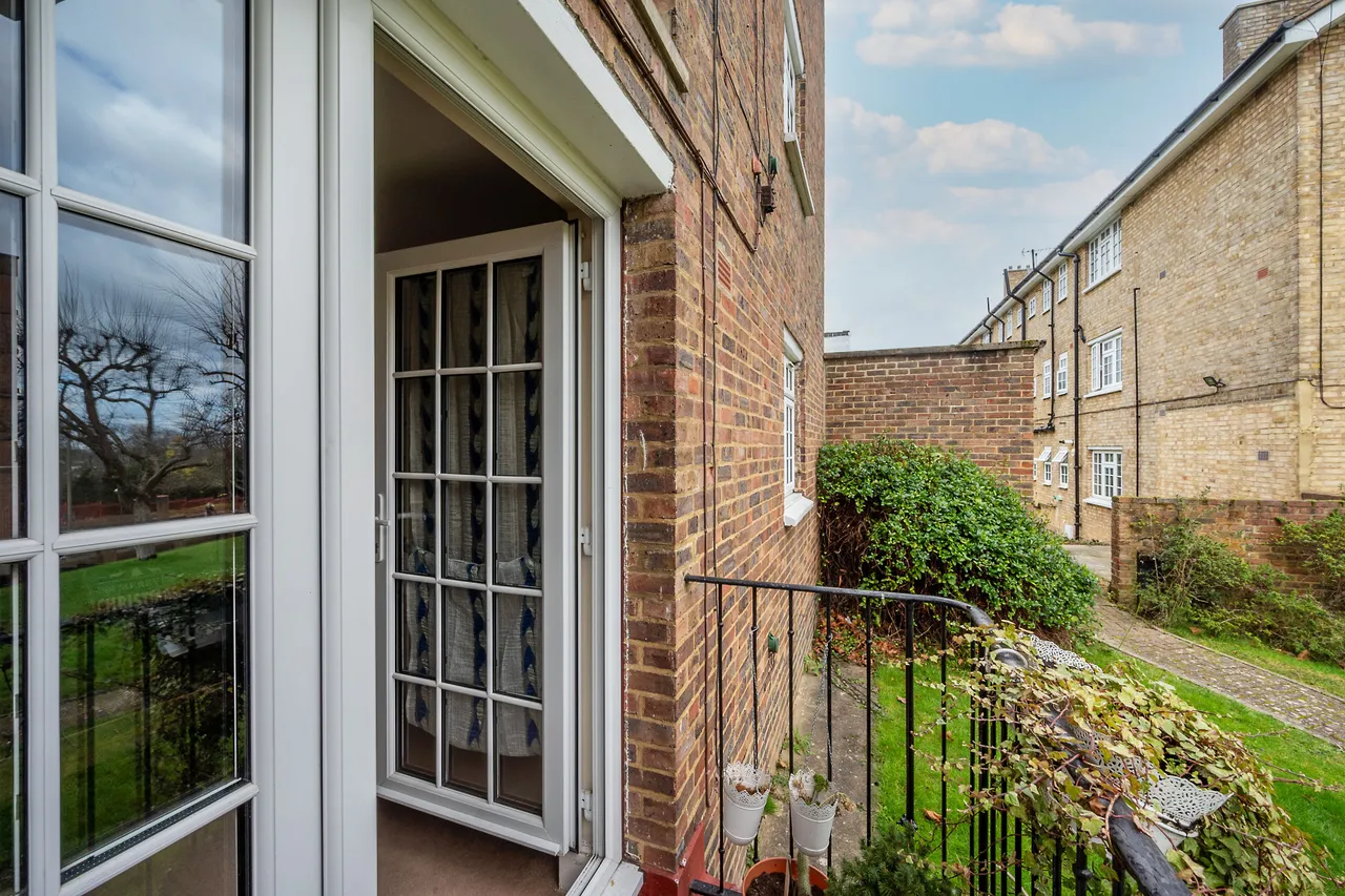2 Southfields Court, Albert Drive, London, photo 4