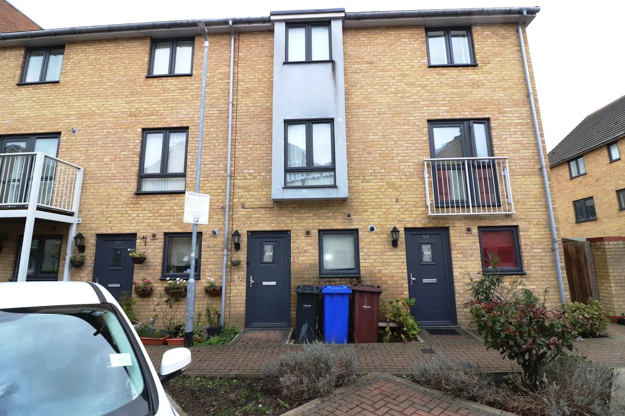 4 bed house to rent — Draper Close, Grays