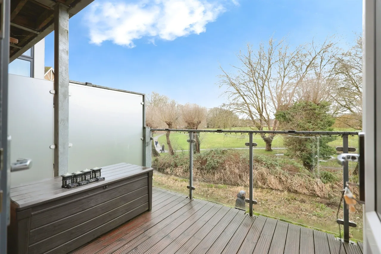 Bartlett Crescent, High Wycombe, HP12, photo 8