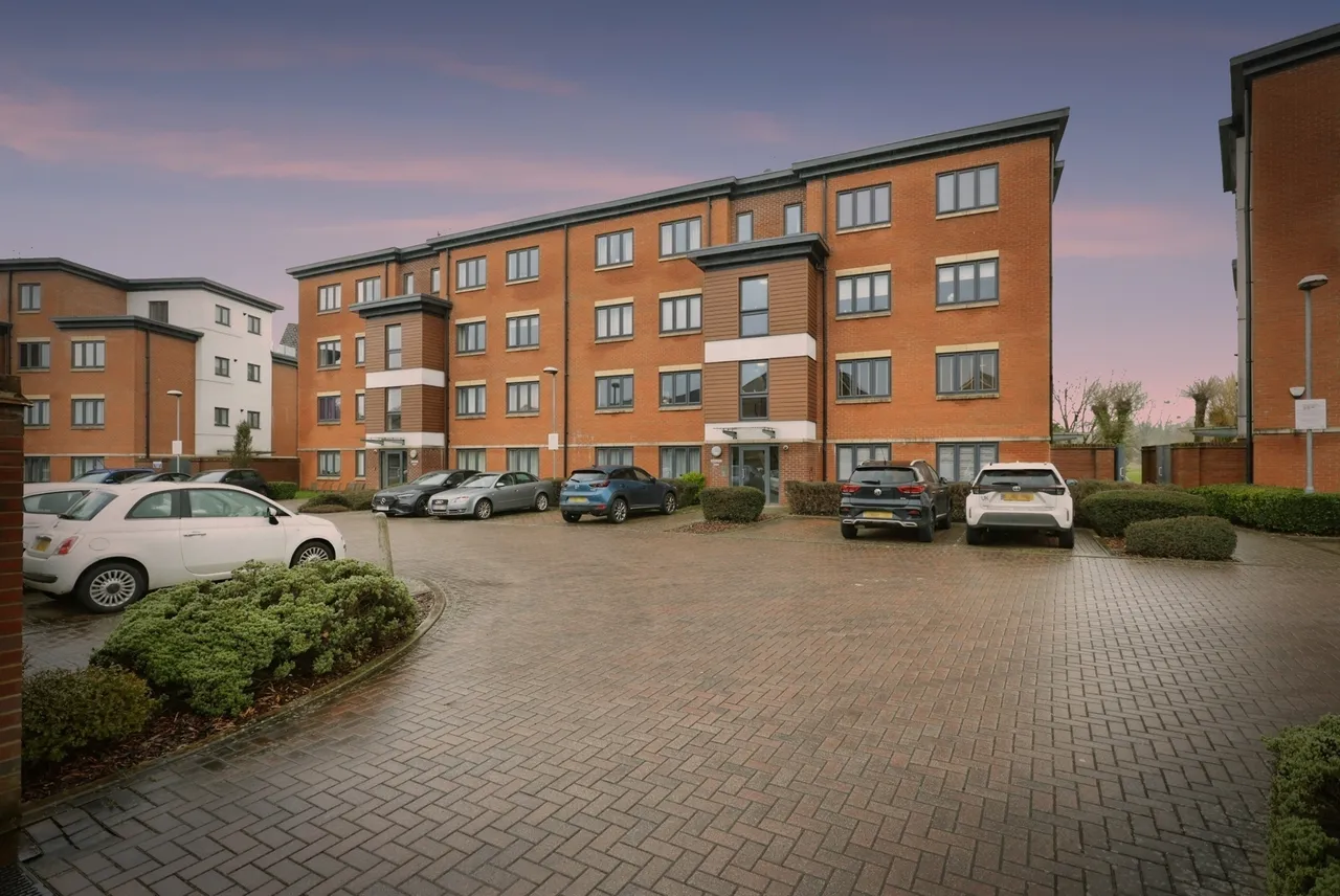 Bartlett Crescent, High Wycombe, HP12, photo 13