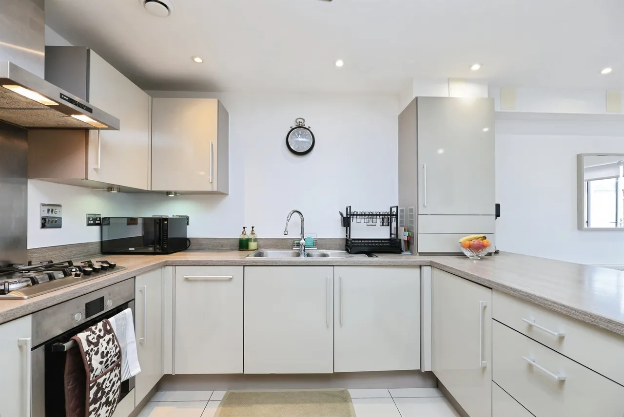 Bartlett Crescent, High Wycombe, HP12, photo 5