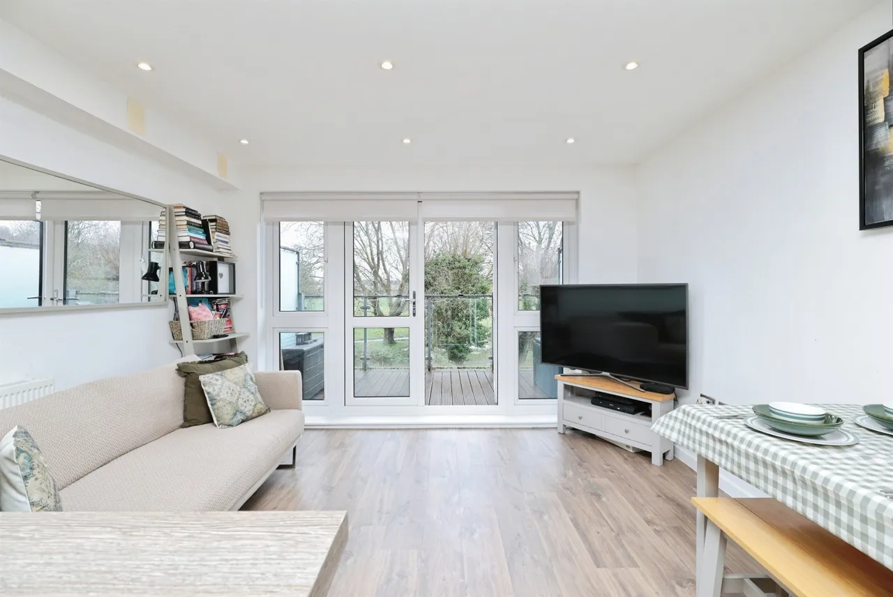Bartlett Crescent, High Wycombe, HP12, photo 11