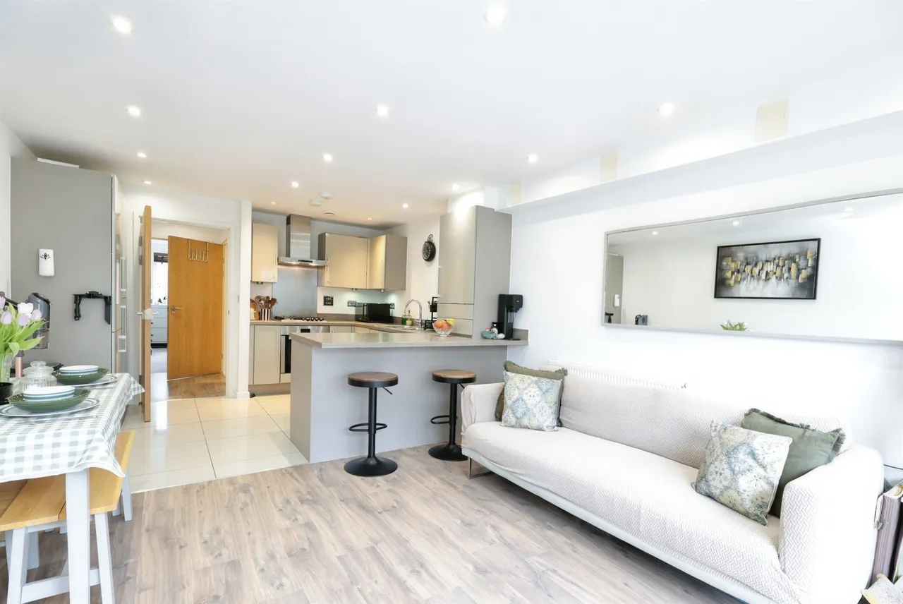 Bartlett Crescent, High Wycombe, HP12, photo 4