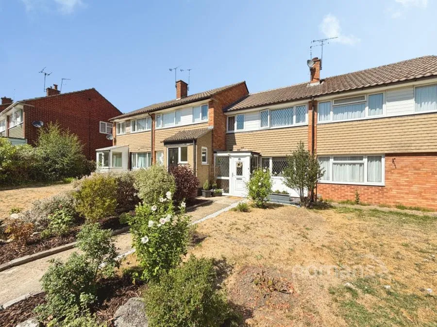 3 bed house for sale, Freemantle Road, Bagshot, GU19