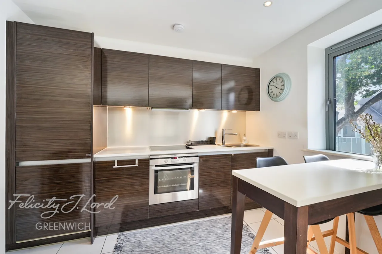 2 bed flat for sale, Deals Gateway, London, SE13