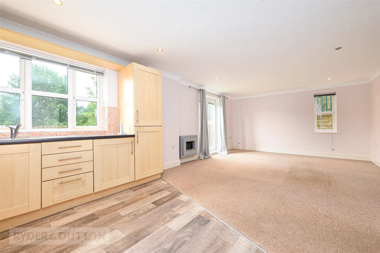 Huddersfield Road, Mirfield, WF14, photo 2