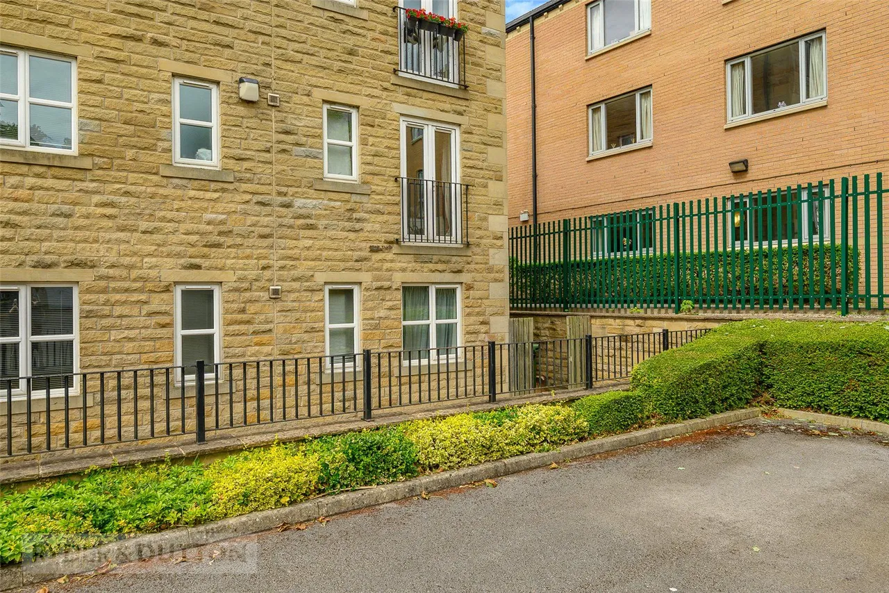 Huddersfield Road, Mirfield, WF14, photo 17