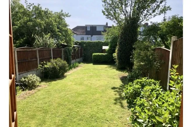 Brockham Drive, Ilford, IG2, photo 3