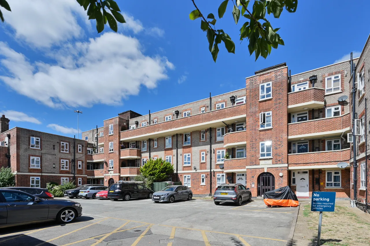 3 bed flat for sale — 8 Byfield Court, Malden Way, New Malden