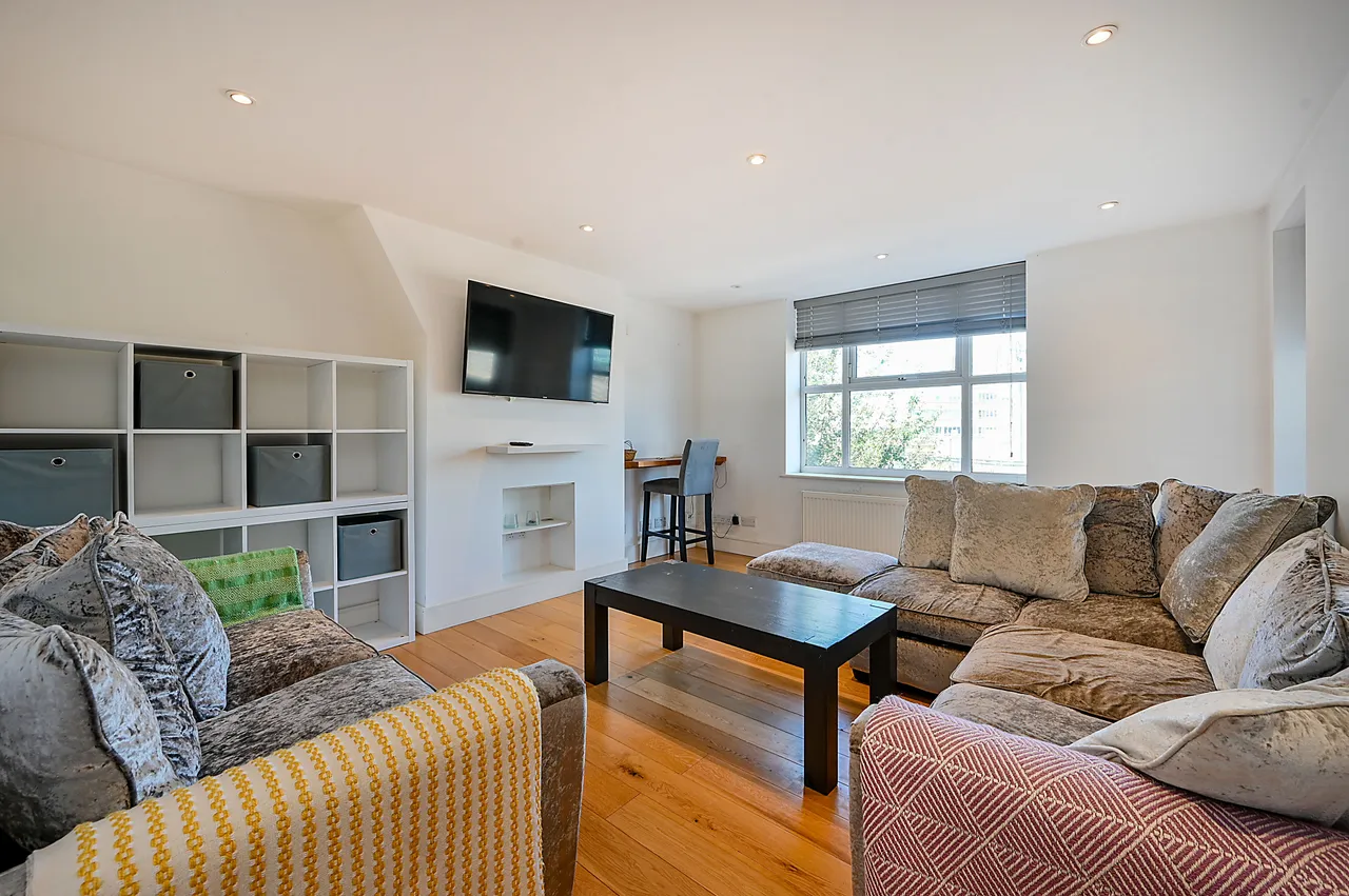 8 Byfield Court, Malden Way, New Malden, photo 2