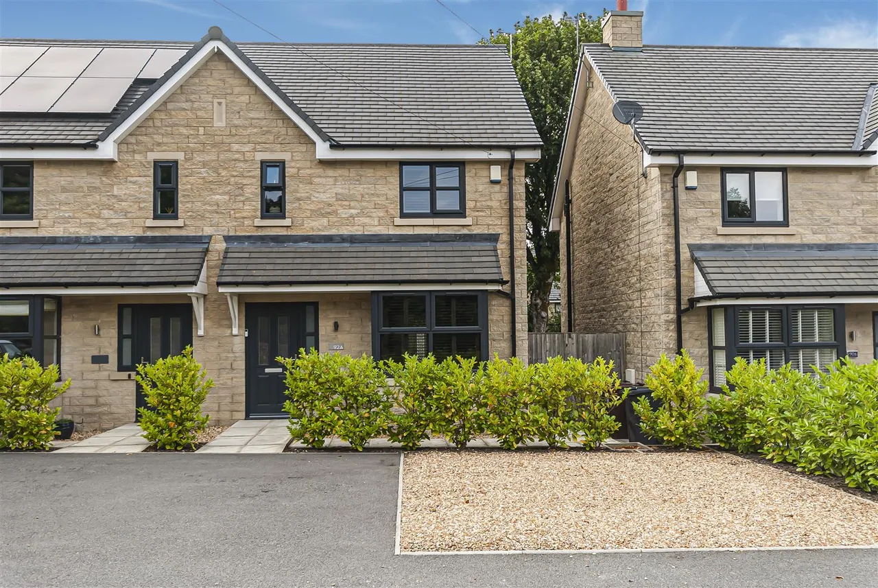 3 bed house for sale — Manchester Road, Chapel-En-Le-Frith, High Peak, SK23 9TP