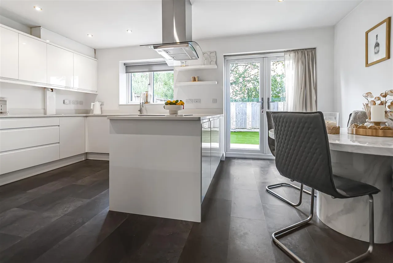 Manchester Road, Chapel-En-Le-Frith, High Peak, SK23 9TP, photo 6