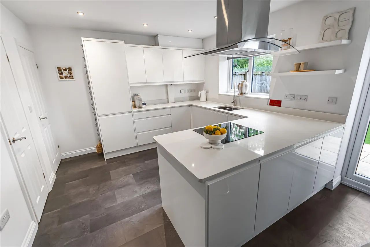 Manchester Road, Chapel-En-Le-Frith, High Peak, SK23 9TP, photo 9