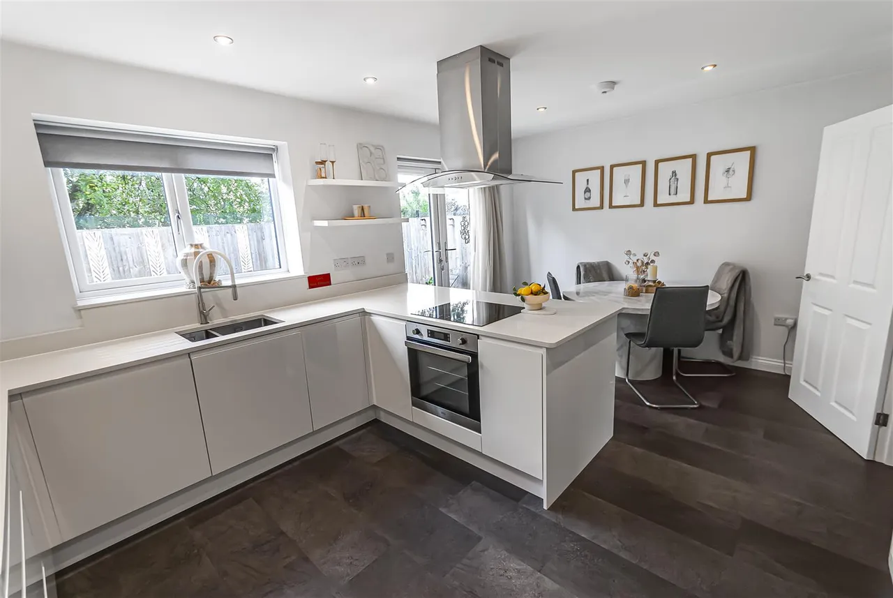 Manchester Road, Chapel-En-Le-Frith, High Peak, SK23 9TP, photo 7
