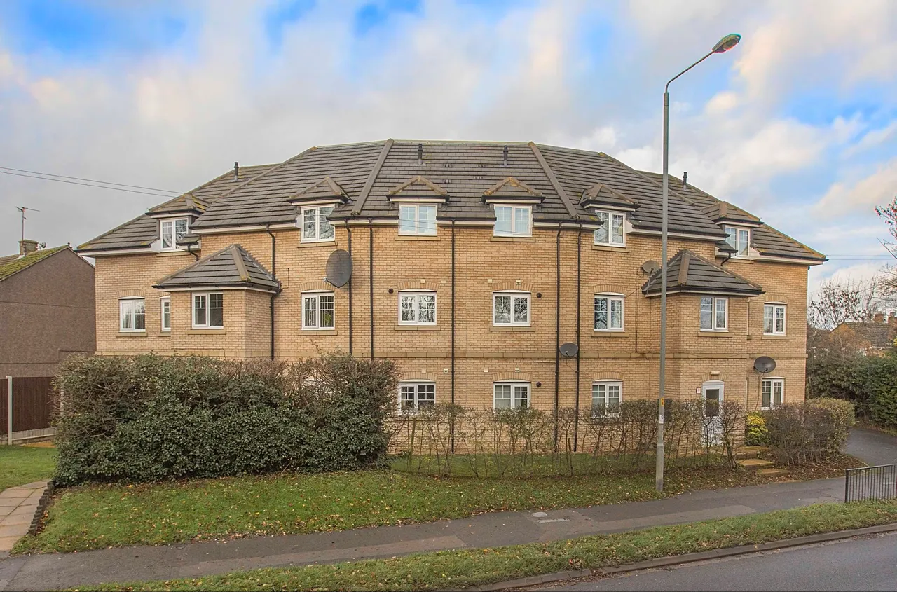 2 bed flat to rent, Oakley Road, Corby, NN18