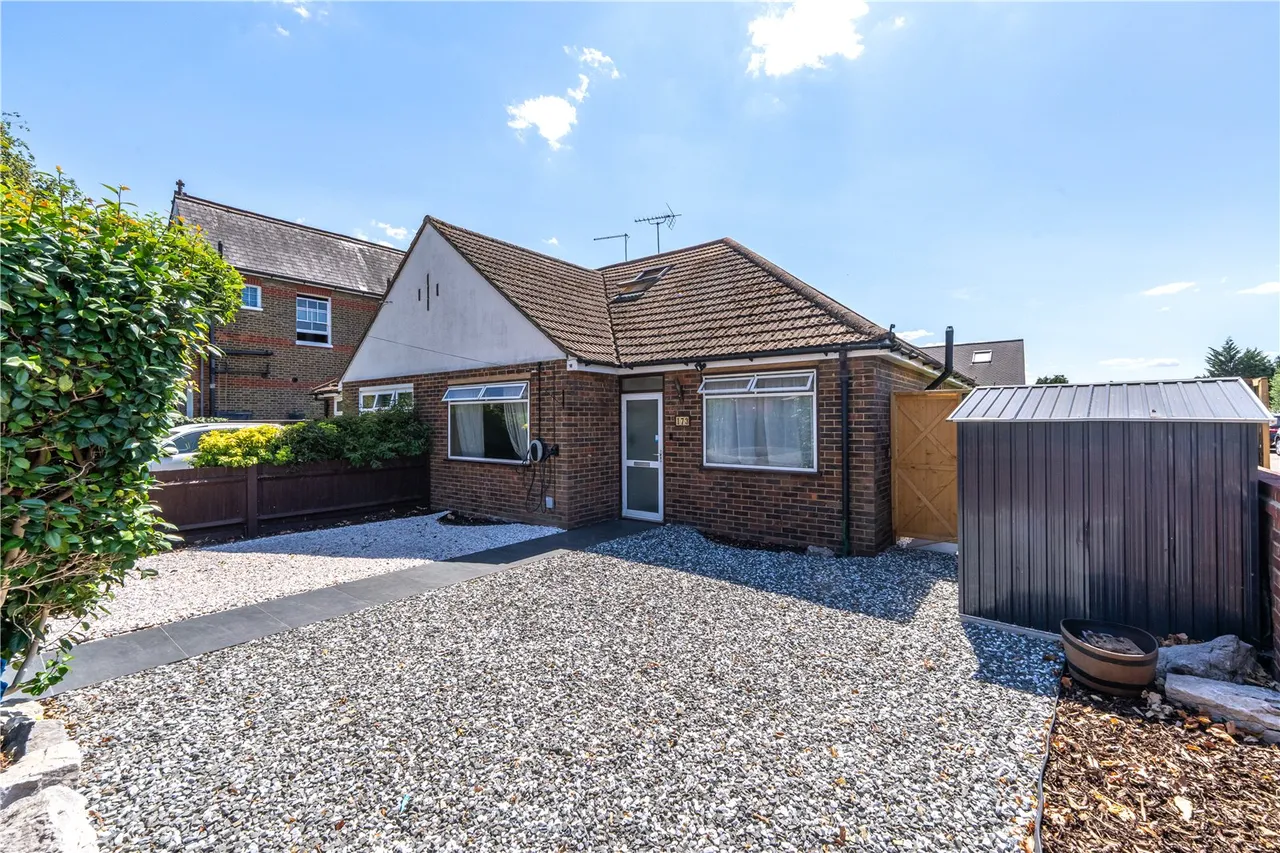 3 bed house for sale — Hanworth Road, Hampton, TW12 3ED