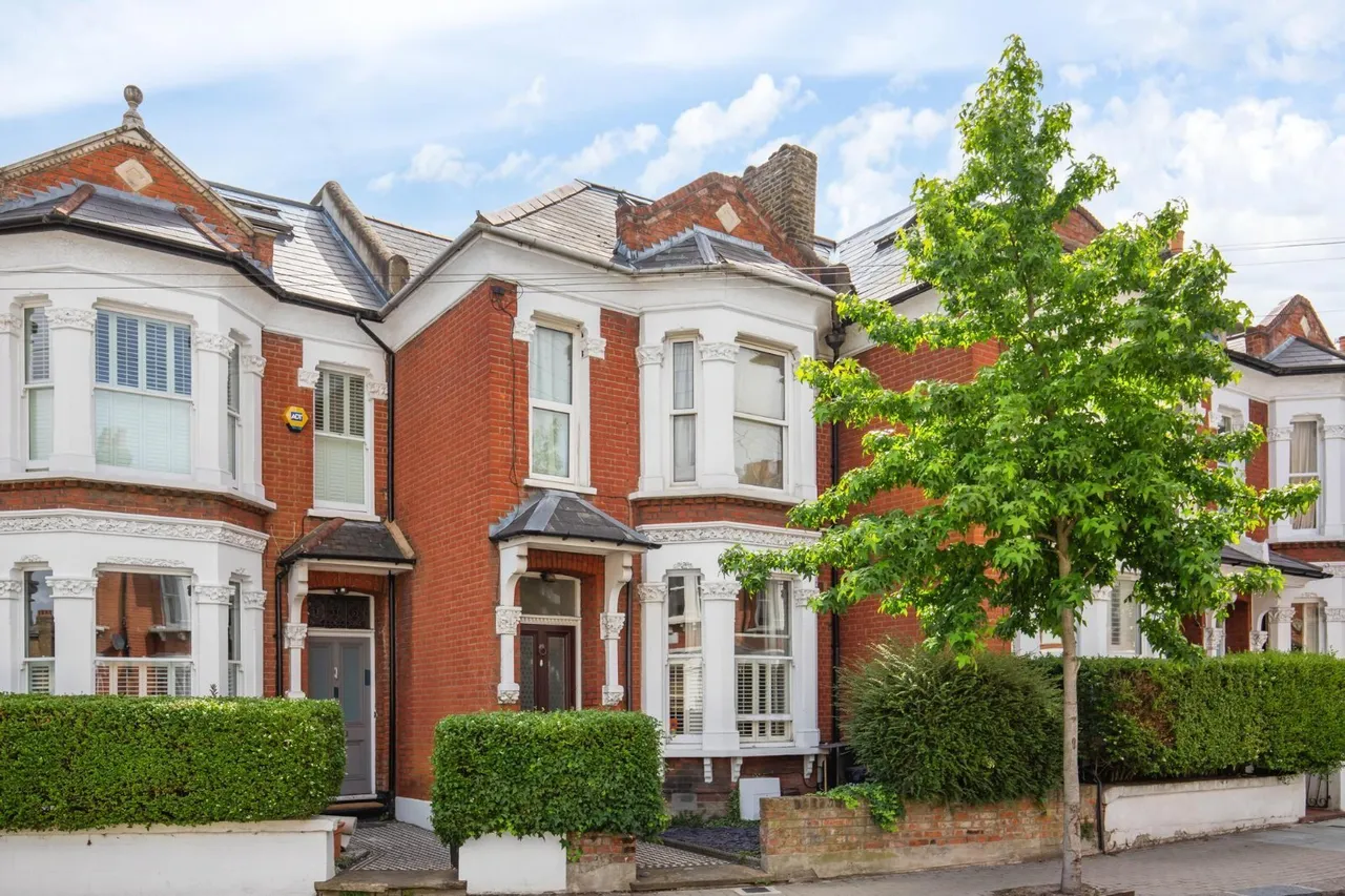1 bed flat for sale, Sugden Road, London, SW11