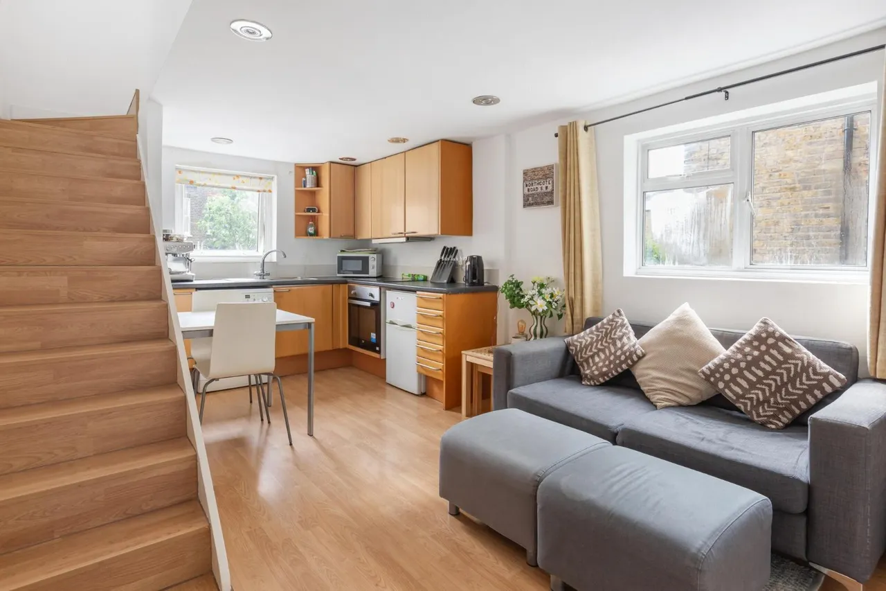 Sugden Road, London, SW11, photo 2