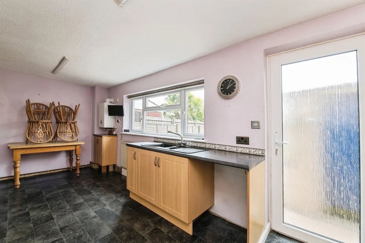 Queensway, Tiverton, photo 8