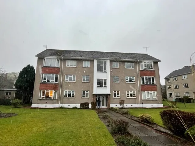 2 bed flat to rent — Castle Court, King's Gardens, Newton Mearns, G77 5JD