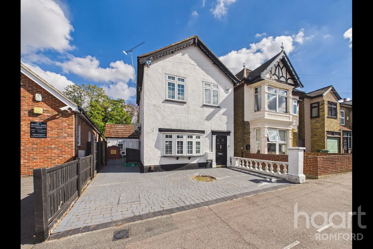 4 bed house for sale, Manor Road, Romford, RM1